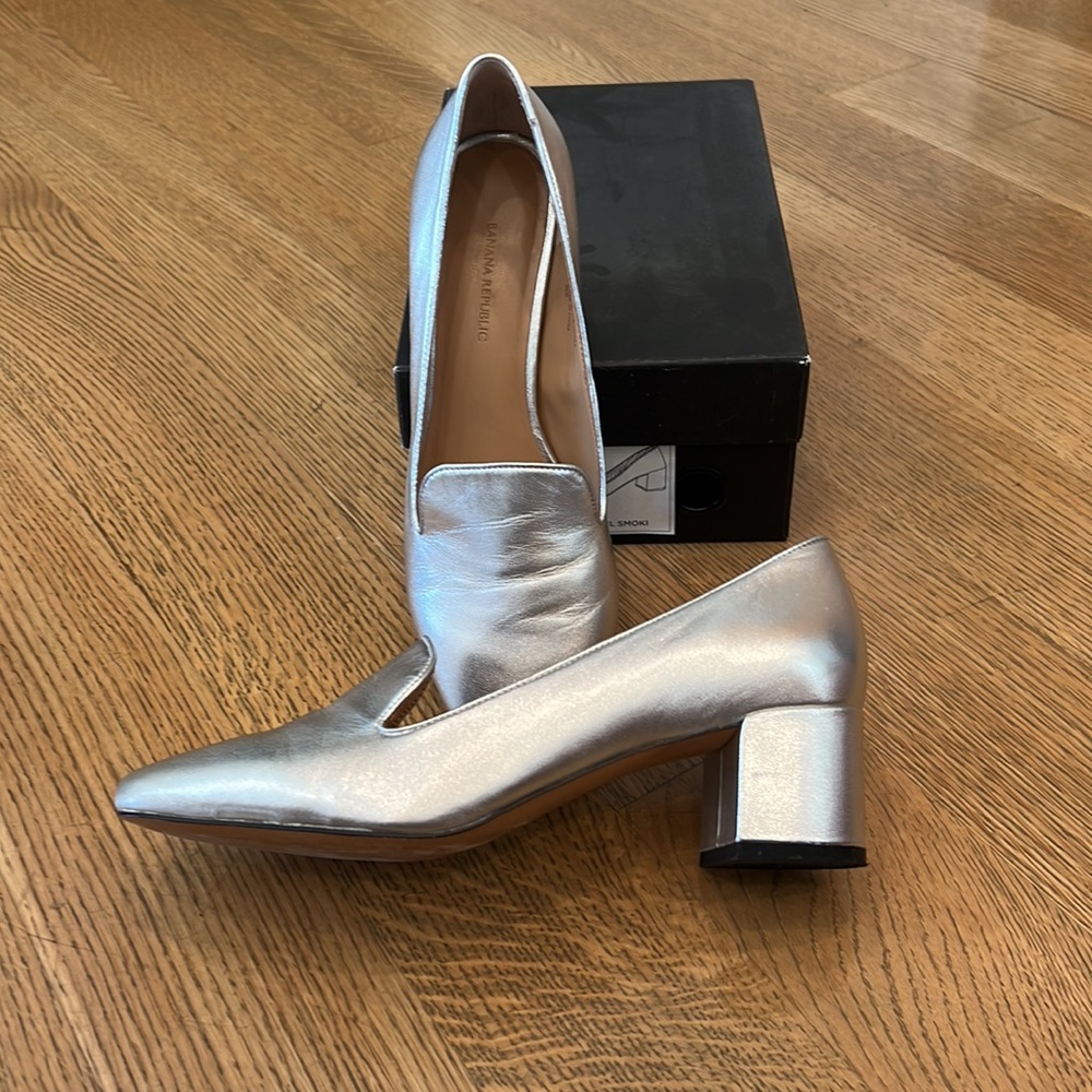 Barely worn silver mid heel smoking pump
